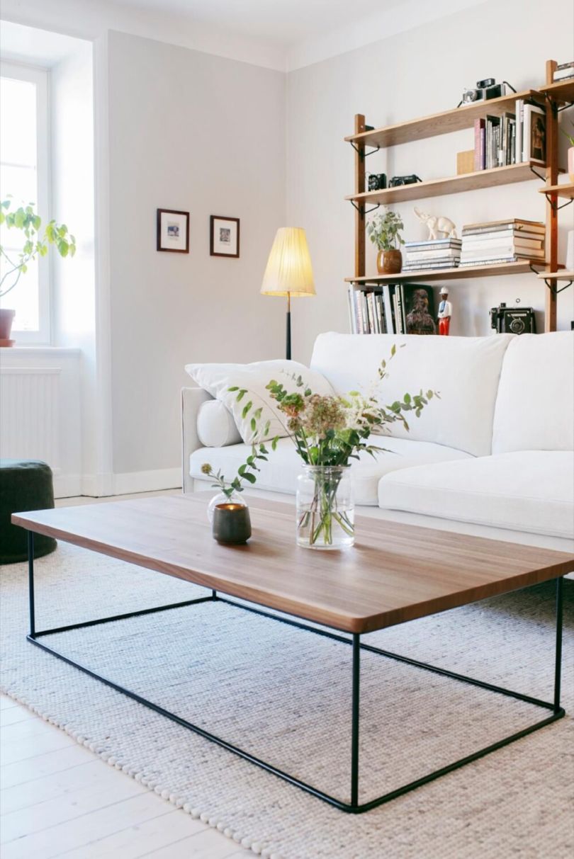 Soffbord i trä med svarta smala ben.