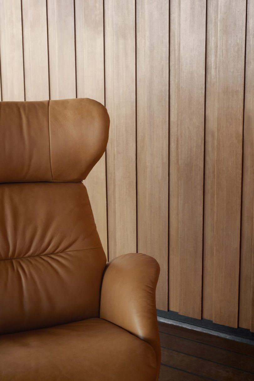 More Fåtölj med läder detaljbild