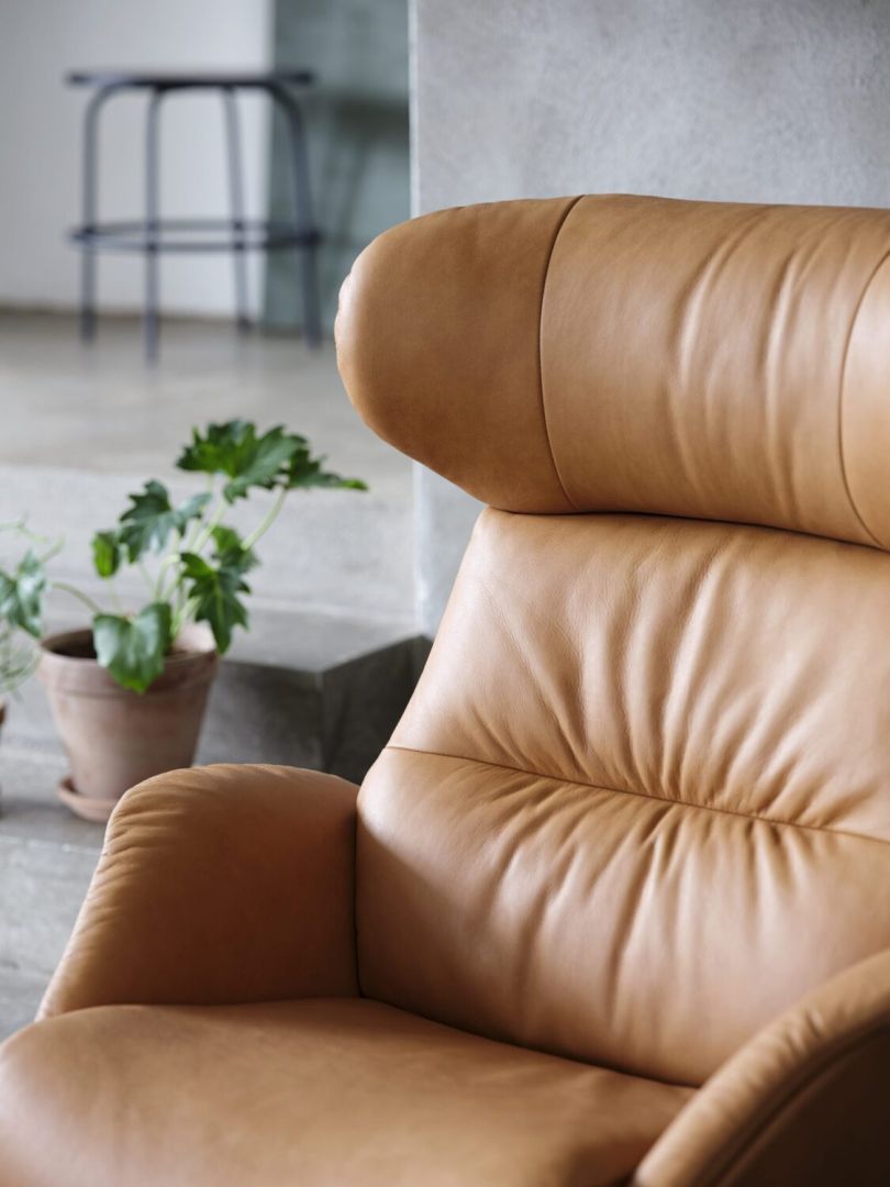 More fåtölj i brunt läder från varumärket flexlux 